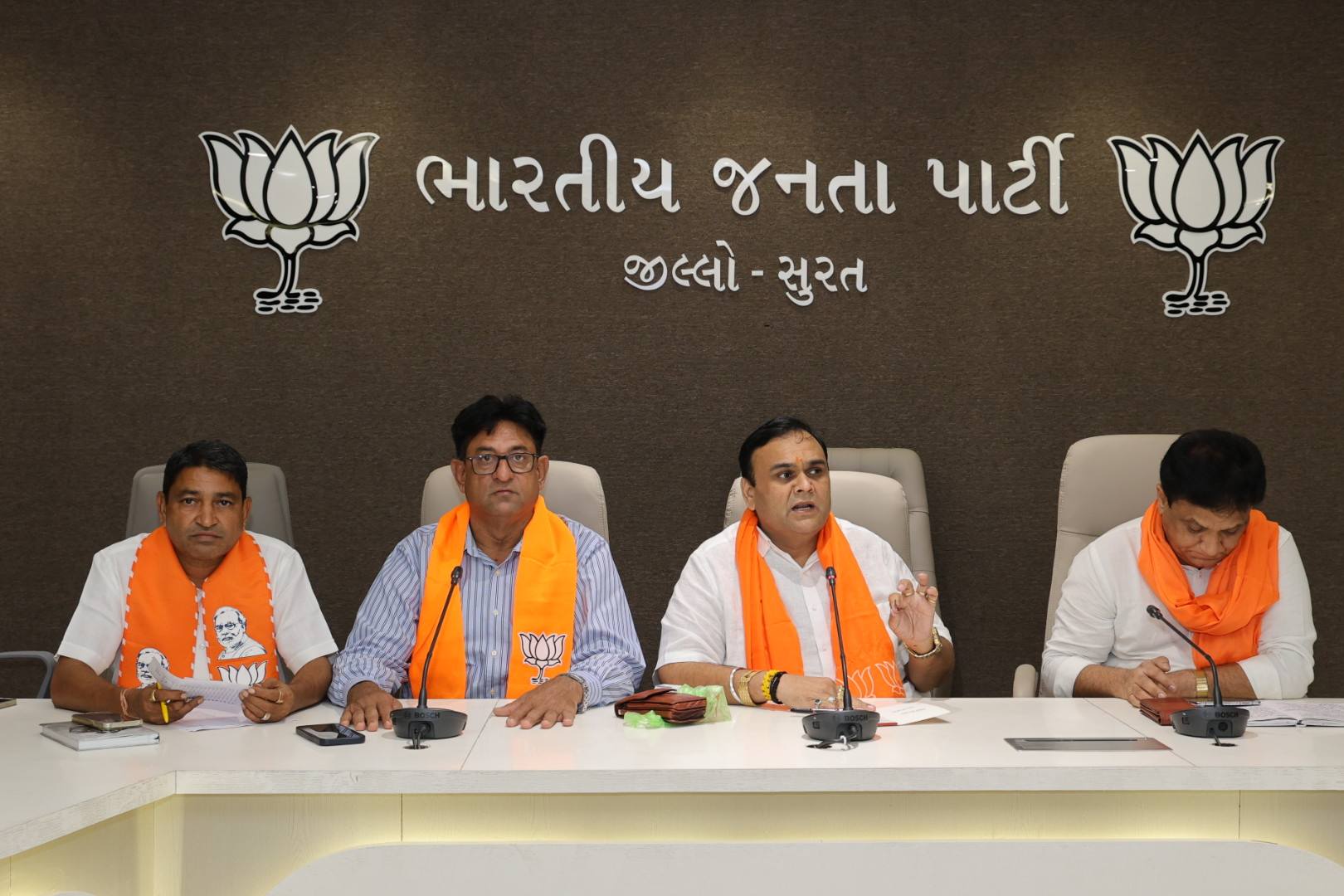 તા.૨૫-૦૬-૨૦૨૫ ના રોજ સુરત જિલ્લા ભાજપ કાર્યાલય ખાતે આગામી પાર્ટી સંબંધિત કાર્યક્રમ મન કી બાત, આયુષ્માન વય વંદના કાર્ડ માટે મહત્વપૂર્ણ બેઠકનું આયોજન કરવામાં આવ્યું હતું.